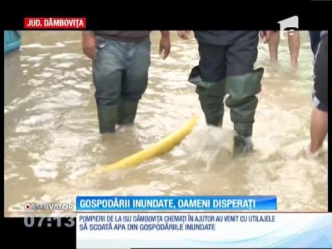 O furtună de o jumătate de oră le-a băgat apa în case localnicilor din Pucioasa