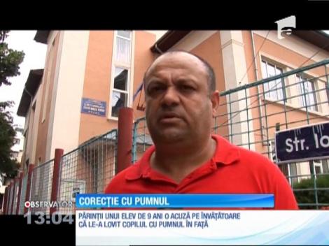 Părinții unui elev de nouă ani o acuză pe învățătoare că le-a lovit copilul