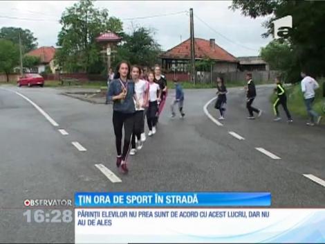 Elevii unei şcoli din judeţul Gorj îşi ţin orele de sport pe un drum judeţean