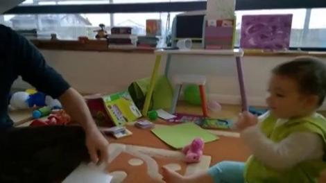 IQ de Einstein din pampers! O fetiţă de un an şi patru luni uimeşte întreaga România: citeşte fără probleme orice cuvânt! VIDEO