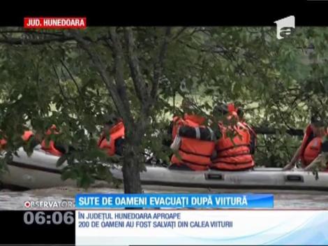 Sute de oameni evacuați după viitură. Oamenii au fugit din calea apelor doar cu ce au avut pe ei