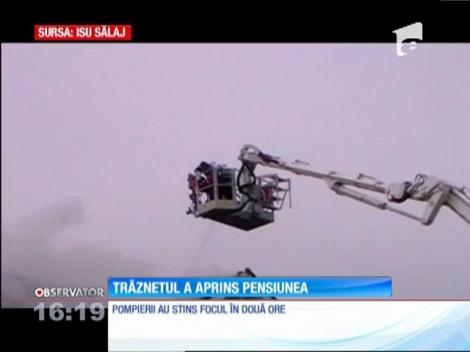 O pensiune din Zalău a luat foc de la un trăznet