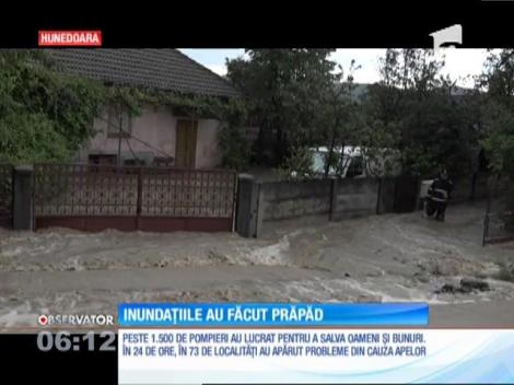 Inundațiile au făcut prăpăd. Viiturile au distrus case, maşini şi au pus la pământ recolta de anul acesta