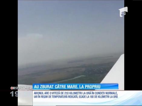 Au plecat cu avionul la mare