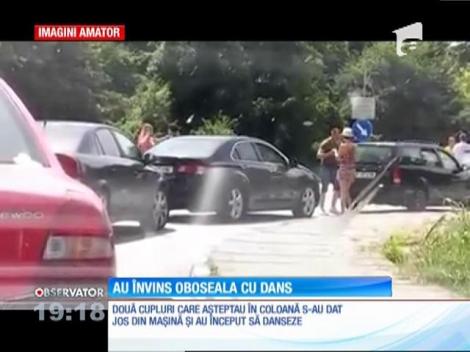 Doi tineri au dansat în trafic, în timp ce se circula bară la bară
