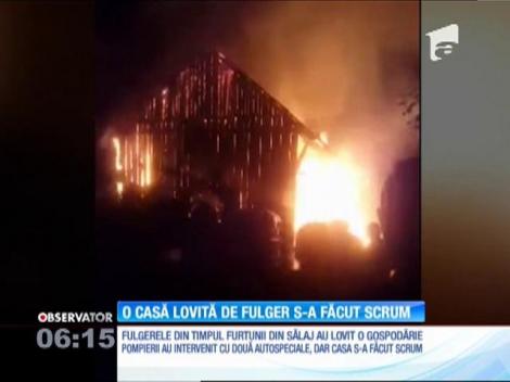 În Sălaj, o gospodărie a fost lovită de trăznet şi s-a aprins ca o torţă