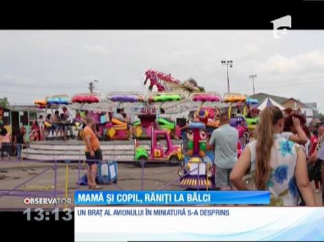 O femeie şi fiul ei au căzut de la trei metri înălţime, după ce un avion în miniatură s-a desprins dintr-o tiribombă