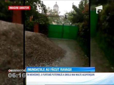 Inundaţiile au făcut prăpăd în mai multe judeţe din ţară. O mare parte din oraşul Petroşani, acoperită de ape