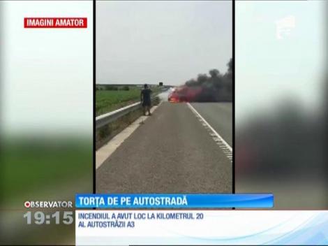 O maşină a ars ca o torţă pe autostrada Bucureşti - Ploieşti