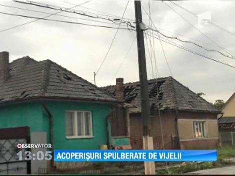 O vejelie puternică a lăsat fără acoperiş zeci de locuinţe din Mureş