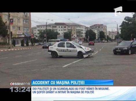 O maşină de poliţie aflată în misiune, oprită violent la Botoşani. Un poliţist şi o poliţistă au ajuns la spital