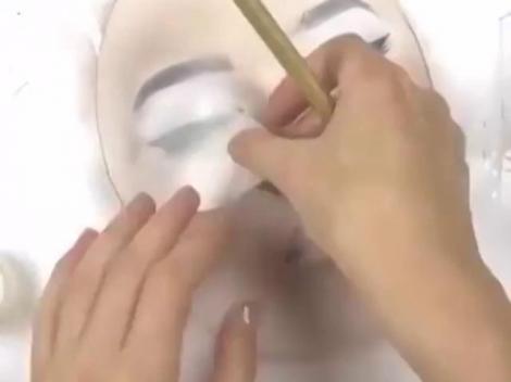 Te uiți la foaie și te îndrăgostești instant! Un artist a machiat o coală de hârtie și a uimit tot internetul! (VIDEO)