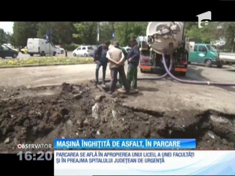 Asfaltul dintr-o parcare, din Bacău, s-a surpat într-un crater adânc