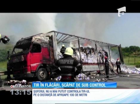 Un TIR încărcat cu hârtie igienică a luat foc pe centura de ocolire a municipiului Gherla