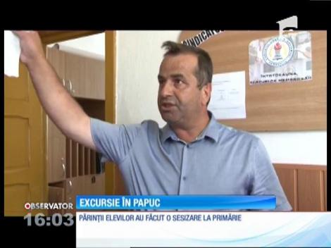 12 elevi s-au înghesuit într-o mașină condusă de profesorul de matematică