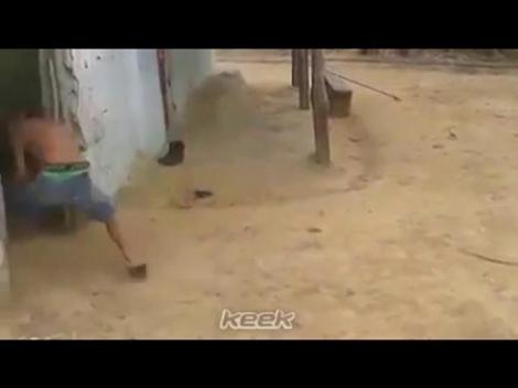 Un puști reușește să-i păcălească pe toți, folosind doar o sfoară! Râzi cu lacrimi! (VIDEO)