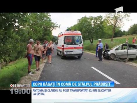 O mașină s-a răsturnat în șanț, după ce șoferul a încercat să evite un stâlp