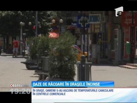 În orașe, oamenii s-au ascuns de temperaturile caniculare în centrele comerciale