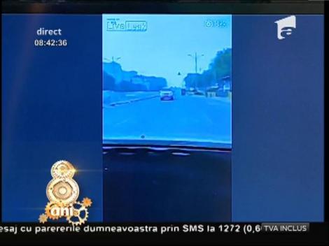 Smiley News: Un şofer conduce numai cu spatele