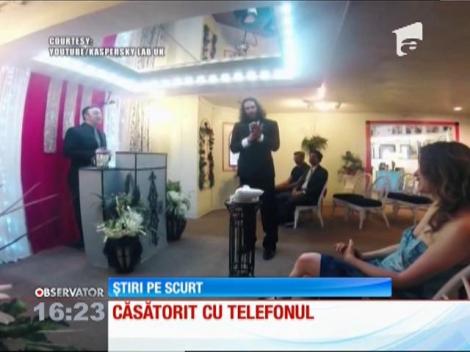 S-a căsătorit cu telefonul mobil!