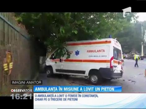 O ambulanţă aflată în misiune a lovit un pieton
