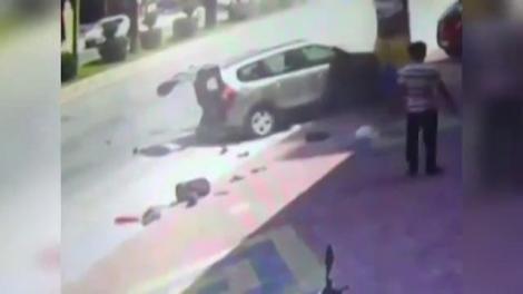 Noroc chior sau semn divin? Un bărbat iese din maşină, cu o secundă înainte ca aceasta să fie spulberată - VIDEO