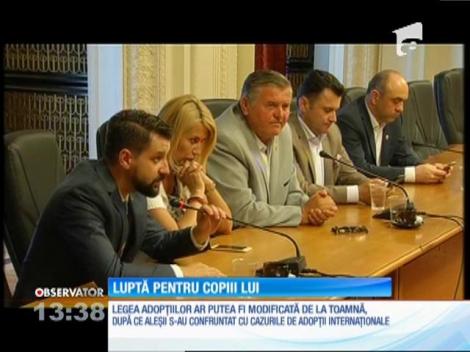 Tatăl copiilor, adoptaţi de un cuplu de homosexuali, a cerut ajutor aleşilor din comisia pentru drepturile omului