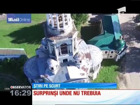 Doi turişti, suprinşi în ipostaze intime în turla unei biserici