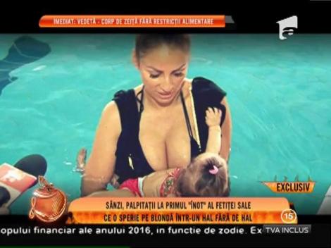 Sânziana a avut palpitaţii la primul "înot" al fetiţei sale!