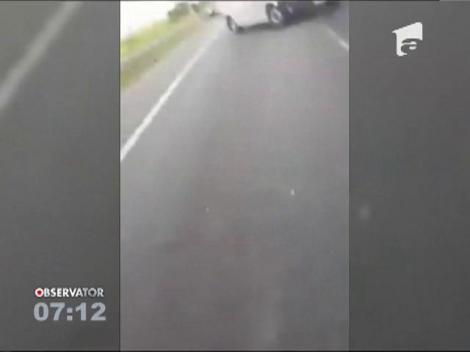 Doi bărbaţi au fost la un pas de un final violent, după ce s-au răsturnat cu maşina pe autostrada A1
