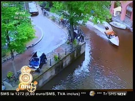 Smiley News: Și-a făcut din mașină... barcă