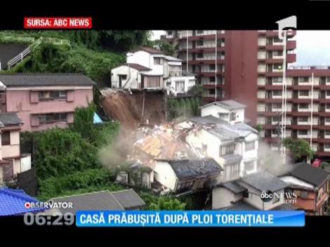 O casă cu etaj s-a prăbuşit după ce a rămas fără fundaţie, în urma unei alunecări de teren