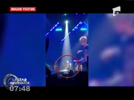 Justin Bieber a căzut din nou pe scenă în timpul unui concert