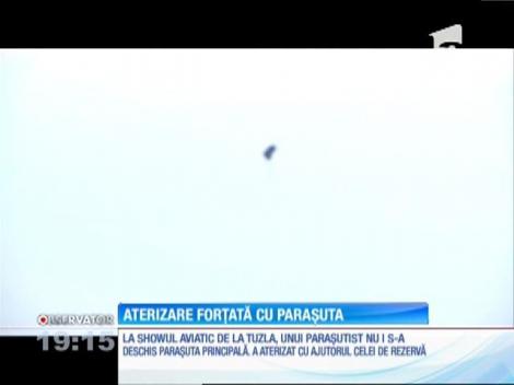 Scene dramatice la show-ul aviatic de la Tuzla. Un paraşutist a fost la un pas de moarte după ce paraşuta principală nu s-a deschis