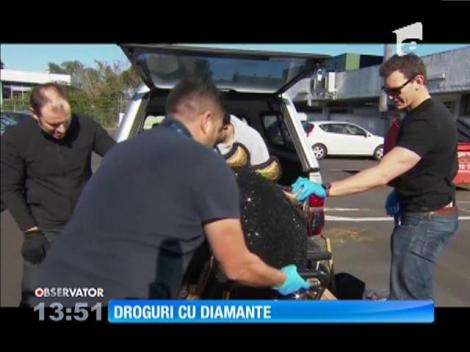 Droguri ascunse într-o statuie încrustat în diamante