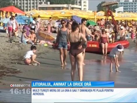 Mulţi turişti merg de la ora 6 dimineaţa pe plajă pentru aerosol