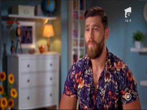 Alice are un comportament confuz! După ce l-a sărutat pasional pe Robert, concurenta de la "Insula Iubirii" îşi îndreaptă atenţia către Tomiţă