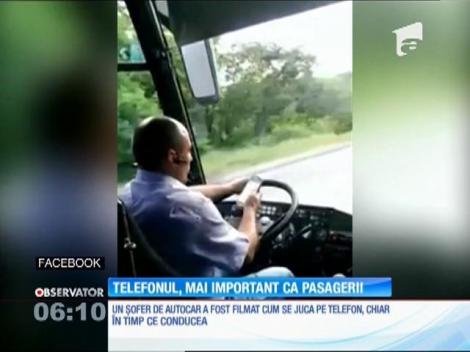 Pentru șoferul unui autocar, telefonul este mai important ca pasagerii!