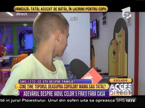 Cei cinci frați fără casă s-au distrat pentru prima dată la un loc de joacă!