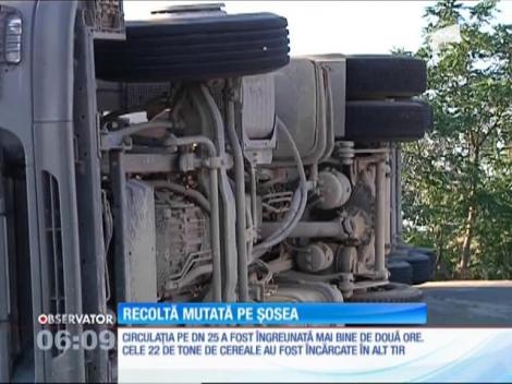 TIR plin cu grâu, răsturnat pe Drumul Naţional 25