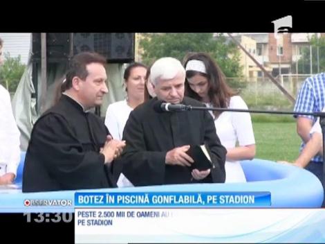 Botez într-o piscină gonflabilă, pe stadionul din oraş!