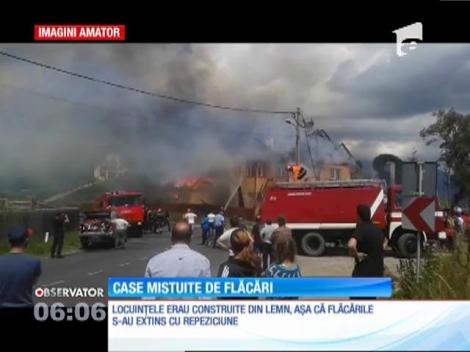 Case distruse, aproape în totalitate, de flăcări