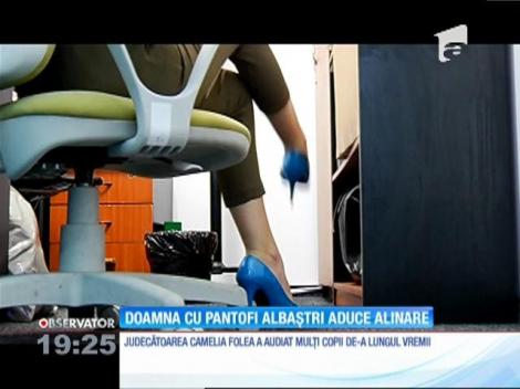 "Doamna cu pantofi albaştri" a dat verdictul. Judecătoarea a stârnit admiraţia unei ţări întregi