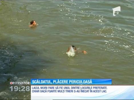 Scăldatul în lacurile neamenajate rămâne distracția preferată a copiilor