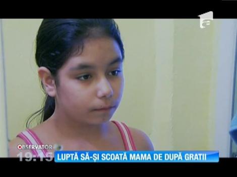 O copilă luptă să-și scoată mama de după gratii