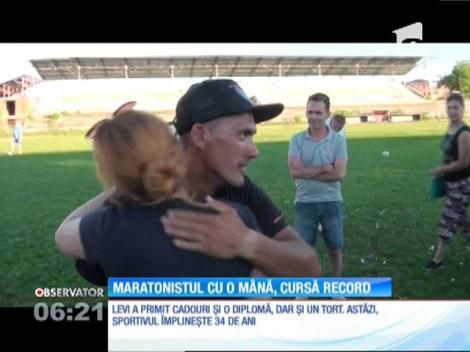 Maratonistul fără o mână, care a străbătut România de la vest la est, primit ca un campion pe stadionul din Aiud
