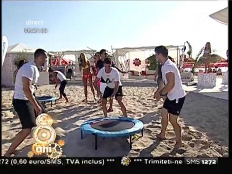 Un nou joc pe plaja de la Neatza! Pasează mingea de tenis cu ajutorul trambulinei!