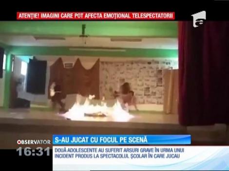 Imagini şocante surprinse în Mexic, în timpul unei piese de teatru jucate la o şcoală. Două dintre eleve au luat foc în interiorul unei cutii de carton