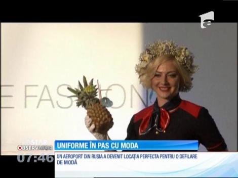 Cele mai frumoase uniforme de însoţitor de bord, prezentate pe un aeroport din Moscova