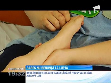 Rareş e un luptător. Are doi ani şi este chinuit de o boală rară şi agresivă